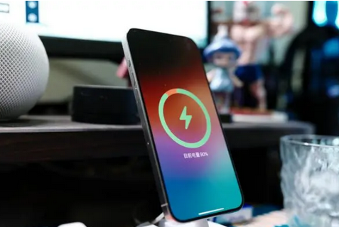 武鸣苹果15换屏服务分享用什么充电器给iPhone15充电更好 